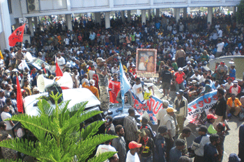 DUDUKI GEDUNG DPRP-Ribuan massa dari pelbagai elemen masyarakat Papua kembali menduduki halaman gedung DPRP, Kamis (8/7) siang. Mereka mendesak pihak DPRP menggelar sidang paripurna untuk menindaklanjuti 11 butir rekomendasi Mubes MRP. 