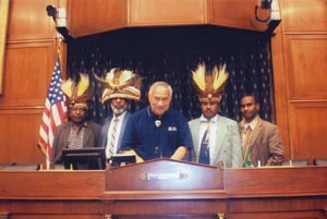 Pejuang Kemerdekaan Bangsa Melanesia Edison Waromi (berdiri nomor 3
 dari kiri bersama Ketua Sub Komisi Urusan Luar Negeri Asia Pasific 
Kongres Amerika Serikat Eni Faleomavaega ketika menghadiri  hearing di 
Kongres AS di Washington DC   22 September 2010 lalu. (foto:istimewa)