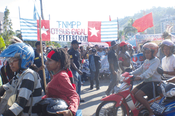 Massa MRP dengan membawa spanduk bertuliskan Otsus Gagal dan referendum saat menuju ke DPRP melakukan aksi demo, pekan lalu.