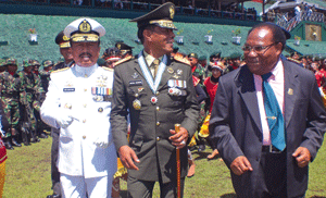 Ketua DPRP John Ibo MM, Pangdam VII/Cenderawasih dan Danlantamal V Jayapura ikut menyemarakkan HUT TNI 5 Oktober lalu. 