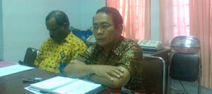 Kakanwil Hukum dan HAM Papua Nazarudin Bunas,SH,MH dan Wakil Ketua
  Komnas HAM Papua Mathius Murib saat memberikan keterangan pers. 
(foto:jaenuri/binpa) 