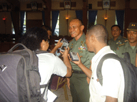 Pandam XVII/ Cenderawasih, Brigjen TNI Erfi Triassunu  saat diwawancara wartawan usai coffee morning di gedung Negara Sabtu (19/11).