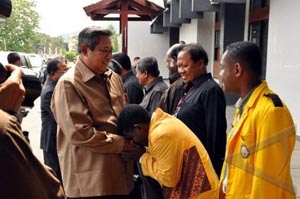 Presiden Susilo Bambang Yudhoyono (SBY) didampingi Ibu Ani Yudhoyono berjabat tangan dengan para mahasiswa dan pejabat lainnya