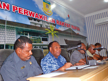 Pimpinan DPRP dan Pimpinan Komisi Komisi DPRP menggelar jumpa pers  tentang rencana seminar  nasional pemberdayaan ekonomi  kerakyatan Papua di Media Centre DPRP, Jayapura, Senin (25/10) kemarin.