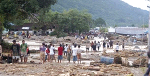 Tampak sebagian daerah di Wasior yang dihantam banjir bandang menyerupai tsunami.