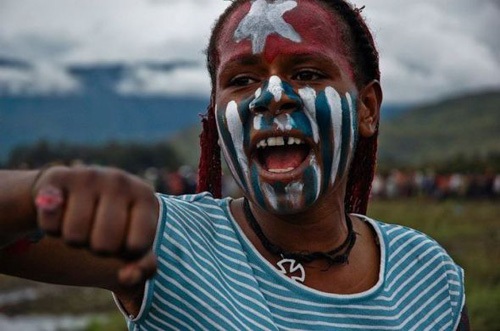 a-powerful-photo-of-a-young-girl-at-an-independence-rally-in-wamena-west-papua-august-2-2011