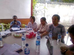 Anum Siregar,SH, Yusman Conoras,SH, dan rekan-rekannya saat memberi keterangan pers JUmat (1/07) kemarin yang intinya ikut menyoritu kinerja kepolisian di jajaran Polda Papua. 