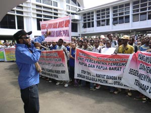 Massa dari Koalisi Rakyat Papua Bersatu Untuk Keadilan (KRPBK) 
menggelar aksi demo di Halaman Kantor DPRP, Selasa (22/3).