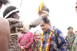 Pemberikan kalungan bunga dan pemasangan topi adat  kepada Staf 
ahli Menteri Pariwisata Kebudayaan dan Multikultur, Hari Untoro Drajad, 
pada pembukaan Festival Lembah Balim Senin (8/8), 
