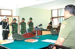 Tiga angota TNI yang diduga melakukan penyiksaan warga di Puncak 
Jaya saat disidangkan di Mahmil 1II-19 Jayapura, beberapa waktu lalu. 
(foto : google)