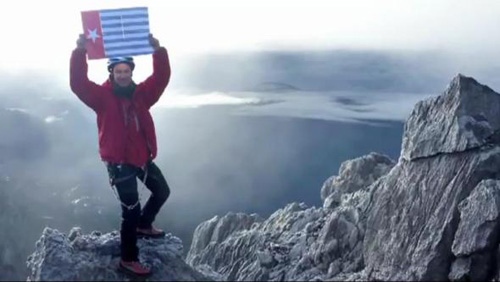 Papua's banned Morning Star flag, flown by climber Christian Welponer of South-Tyrol in Italy, from the top of the highest mountain of West Papua, one of the "Seven Summits" (screen grab/ Welponer)