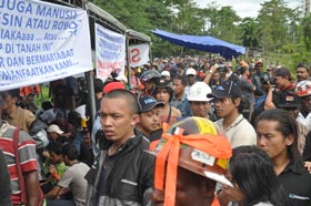 ribuan karyawan masih memadati pintu masuk cek poin Kuala Kencana,
 Kamis (7/7/2011).