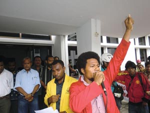 Pemuda Peduli Rakyat (PEPERA) Papua menuntut pemerintah segera melantik anggota MRP ketika menggelar aksi unjukrasa di Halaman Kantor 
DPRP, Jayapura, Jumat (18/3).