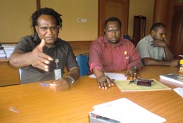 Sekretaris Kaukus Parlemen Papua Kenius Kogoya SP didampingi  Yulius Miagoni SH dan Naftali Kobepa ketika menyampaikan keterangan di DPR Papua, Kamis (3/11) 