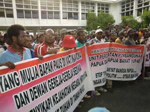 Ratusan massa dari Komite Nasional Papua Barat (KNPB), Asosiasi Mahasiswa Pegunungan Tengah Papua (AMPTP) beserta sejumlah elemen perjuangan rakyat Papua Barat menggelar aksi unjukrasa di Kantor DPRP, Jayapura, Selasa (8/3).