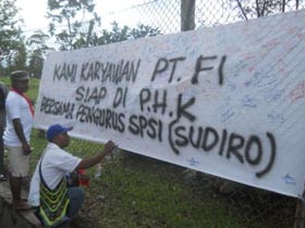 Karyawan PTFI membubuhi tandatangan dukungan terhadap aksi mogok kerja yang dipimpin oleh PUK SP KEP SPSI PTFI.
