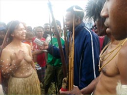 Ibu Lea Karomo (31) (asal Jambi), salah seorang warga pendatang 
yang ikut mengambil bagian dalam Festival Lembah Balim. 