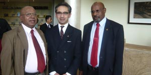 Pimpinan Yayasan Igssarpri Franzalbert Joku (kiri) dan Nick Messet
 (kana) bersama Menteri Luar Negeri Marty Natalegawa di Port Moresby 
dalam rangka kunjungan perdana Presiden Susilo Bambang Yudhoyono ke 
Papua New Guinea Ma.