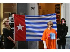 Vanmiddag lanceerde Lush Cosmetics samen met de Free West Papua Campaign (NL) het burgerinitatief ‘ZET ONRECHT RECHT’ voor haar winkel in de Kalverstraat in Amsterdam.