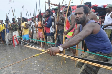Aiming for welfare: In a Nov. 5 file photo, people from seven tribes in Papua brandish traditional weapons while blocking a road leading to PT Freeport Indonesia in Timika on Friday. They demanded that the company improve their welfare. (Antara/Spedy Paereng)