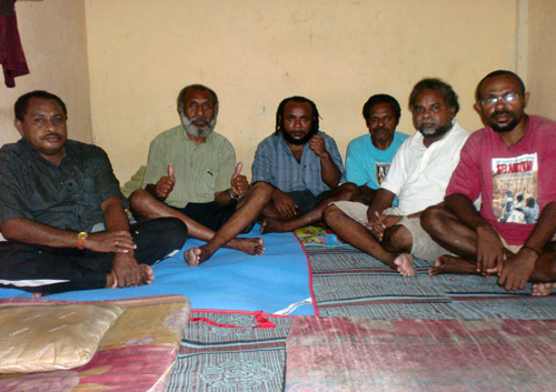 Papuan Leaders take a sit in floor of Papuan Police Prison.