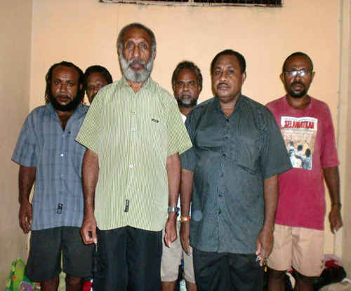 Papuan leaders are standing infront; Forkorus Yaboisembut S.Pd, Edsison Waromi SH .behind Dominikus Surabut, Gad Wenda, Agus Senandy Kraar and Selpius Bobii (Photos: West Papua Media)