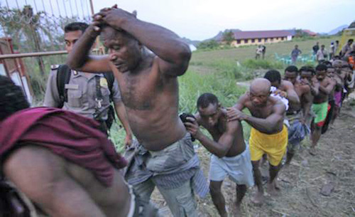 Indonesische veiligheidstroepen arresteren geweldloze deelnemers Papua Congres