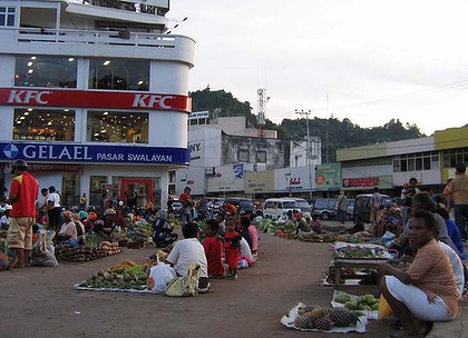 Indigenous traders sell produce in Jayapura, where migrants own 
many businesses.