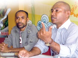 Juru  Bicara   Sekretariat  Nasional  Pemerintahan   Transisi Republik  Federal  Papua Barat  Jack  Wanggai  (Kanan) dan  staf Heppi  Daimboa ketika menggelar jumpa pers di Jayapura, Kamis (17/11).