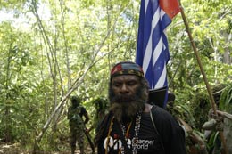 Pemimpin TPN/OPM Wilayah Perbatasan, Lambert Pekikir, bersama sebagian kekuatan militernya, saat dikunjungi Bintang Papua, di Markas Besarnya, Kamis (13/10) kemarin.