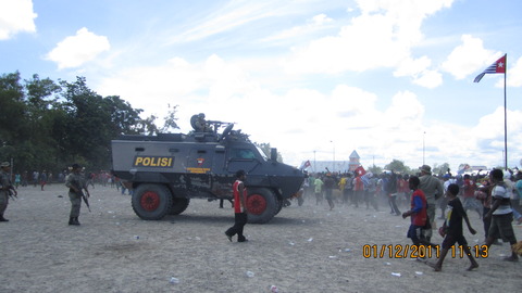 POLRI GEGANA anti-terrorism troops attacking peaceful flagraisers, Taokou Village, East Paniai , December 1 (West Papua Media)