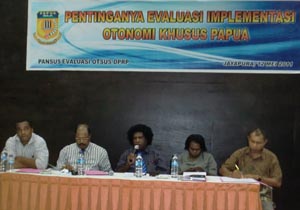 Tim Pansus Evaluasi Otsus DPR Papua tengah menyampaikan pandangan menyangkut pentingnya evaluasi implementasi Otsus Papua di Hotel Mutiara, Kotaraja, Jayapura, Kamis (12/5).