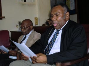 Pdt. Dr Benny Giay dan  Pdt. Socratez Sofyan Yoman MA  ketika menyampaikan keterangan pers di Kantor Sekretariat Gereja KINGMI di Tanah Papua, Jalan Sam Ratulangi, Jayapura, Rabu (9/3).