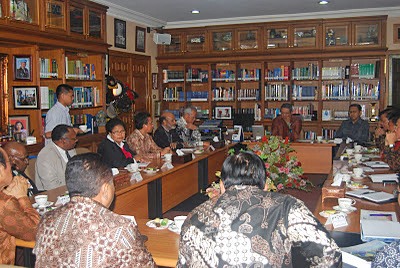 President Susilo Bambang Yudhoyono and Vice President Boediono met four Papuan church leaders in Yudhoyono's private library on Dec. 16, 2011. The Papuan priests presented a letter with several recommendations to Yudhoyono.