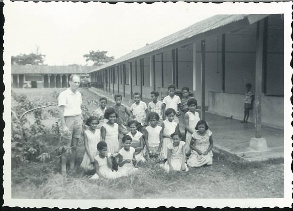W. Ensing met een klas op lagere school B in Manokwari. Beeld RD 