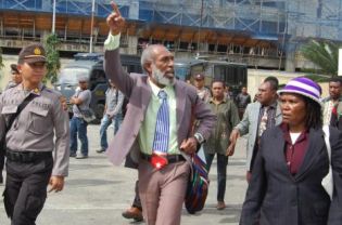 The self-proclaimed president of Papua, Forkorus Yaboisembut, arriving at the Jayapura District Court on Monday. The court on Monday indicted Yaboisembut  and four other Papuan activists for treason for raising an outlawed Papuan flag and declaring the region independent. (Antara Photo)