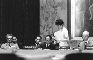 De Indonesische minister Soebandrio in 1962 tijdens de ondertekening van het akkoord waarin Nederland Nieuw-Guinea noodgedwongen afstond. Rechts Ellsworth Bunker, de diplomaat die de onderhandelingen leidde. foto ANP