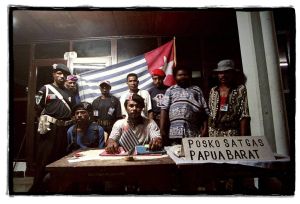 Papoea's zetten bewakingsdiensten op die het werk van de politie overbodig maakten. Foto Sjaak Verboom 