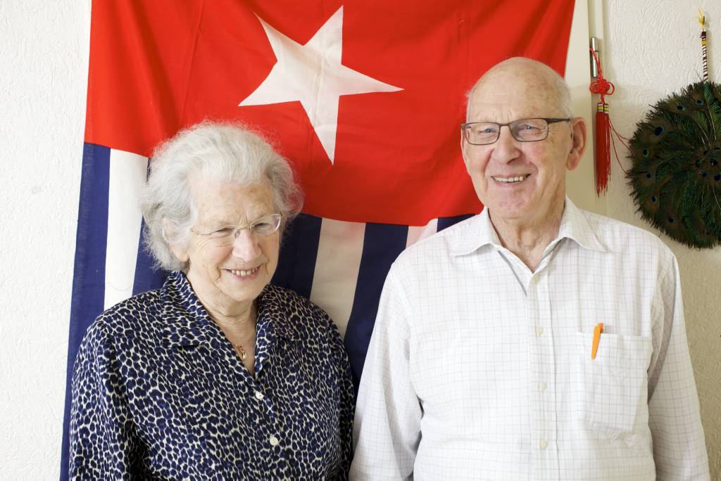 Het echtpaar Ensing voor de Papoeavlag die de gepensioneerde onderwijzer elk jaar op 1 december uitsteekt. „Die heeft Nederland de Papoea’s op die datum gegeven.” Foto Sjaak Verboom 