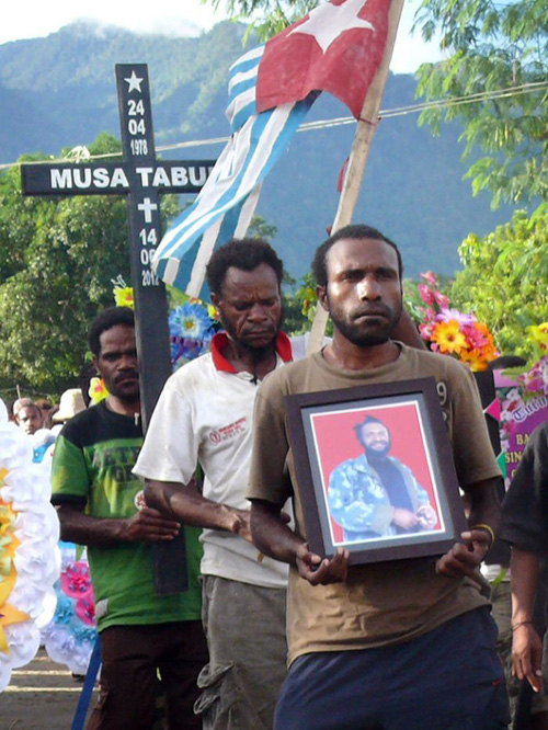 Mourners at funeral of West Papuan independence leader Mako Tabuni