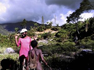  Veel Papoea’s, zoals in Nipsan, leven nog primitief. Foto Sjaak Verboom 