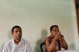Sekretaris Umum (Sekum) Dewan Adat Papua (DAP), Zadrak Taime dan Koordinator Kerohanian DAP, Pdt. Abihud Yakadewa.