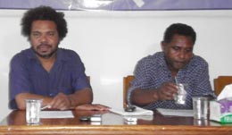 Direktur ELSHAM Papua Ferdinand Marisan dan Koordinator Divisi Advokasi Elsham Sem Rumrar saat jumpa pers Selasa (12/6) kemarin