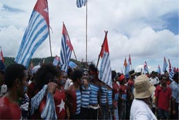 Massa yang melakukan demo sambil membawa sekitar 50-an Bintang Kejora sebagai bentuk dukungan rakyat Papua wilayah II Saireri yang mendiami Tanah Yapen terhadap peluncuran ILWP di Amerika.