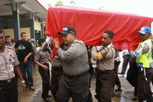 Salah satu jenazah polisi korban penemabakan di Polsek Pirime Kabupaten Lanny Jaya saat dievakuasi  lewat Jayapura selanjutnya diterbangkan ke kampung halamannya.