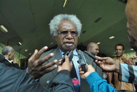  Ketua PGGP (Persekutuan Gereja-Gereja Papua) 	Provinsi Papua Pdt. Lipiyus Biniluk, S.Th saat diwawancarai wartawan di Sentani Jumat (24/8), kemarin.