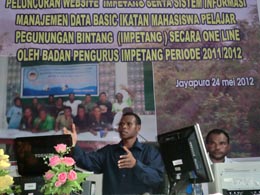 Ketua Impetang Yohanes Sitokdana saat  memimpin peluncuran website Impetang, di Asrama  Mahasiswa  Impetang Jalan Buper Waena, Kamis (24/5).