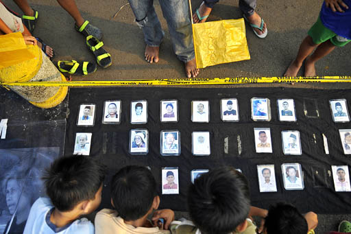 Gone too soon: Children observe the portraits of victims of human rights abuses on display by activists who staged their weekly silent protest across from the Presidential Office in Jakarta on Thursday. It was their 274th protest aimed at pressuring the government to reconcile various human rights abuses. (Antara/Fanny Octavianus)