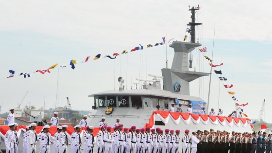 Pride of the nation: Soldiers attend the launch of the warship KRI Beladau at Batu Ampar quay, Batam, on Friday. With a maximum speed of 30 knots, the 44-meter vessel is billed as one of the most sophisticated, domestically built war machines. (Antara/Maha Eka Swasta)