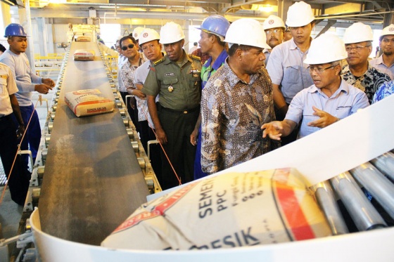 Concrete development: PT Semen Indonesia president director Dwi Soetjipto (front right) talks to Sorong regent Stepanus Malak (front left) during a visit to the company’s new packing plant in Sorong, West Papua, on Friday. The Rp 162 billion (US$17 million) plant is expected to boost infrastructure development in the province. (JP/Indra Harsaputra)